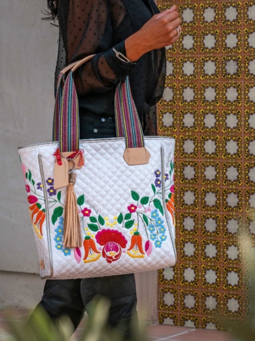 🌸🌺🌼 Consuela El Alma White Floral Quilted and Embroidered Classic Tote- RETIRED